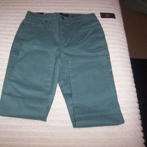NWT-Gloria Vanderbilt Amanda Slimming Jeans